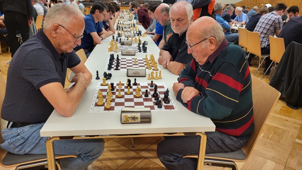 Slika: Za Bekštanj je igral tudi predsednik šahovskega kluba Seppi Gallob (levo). 