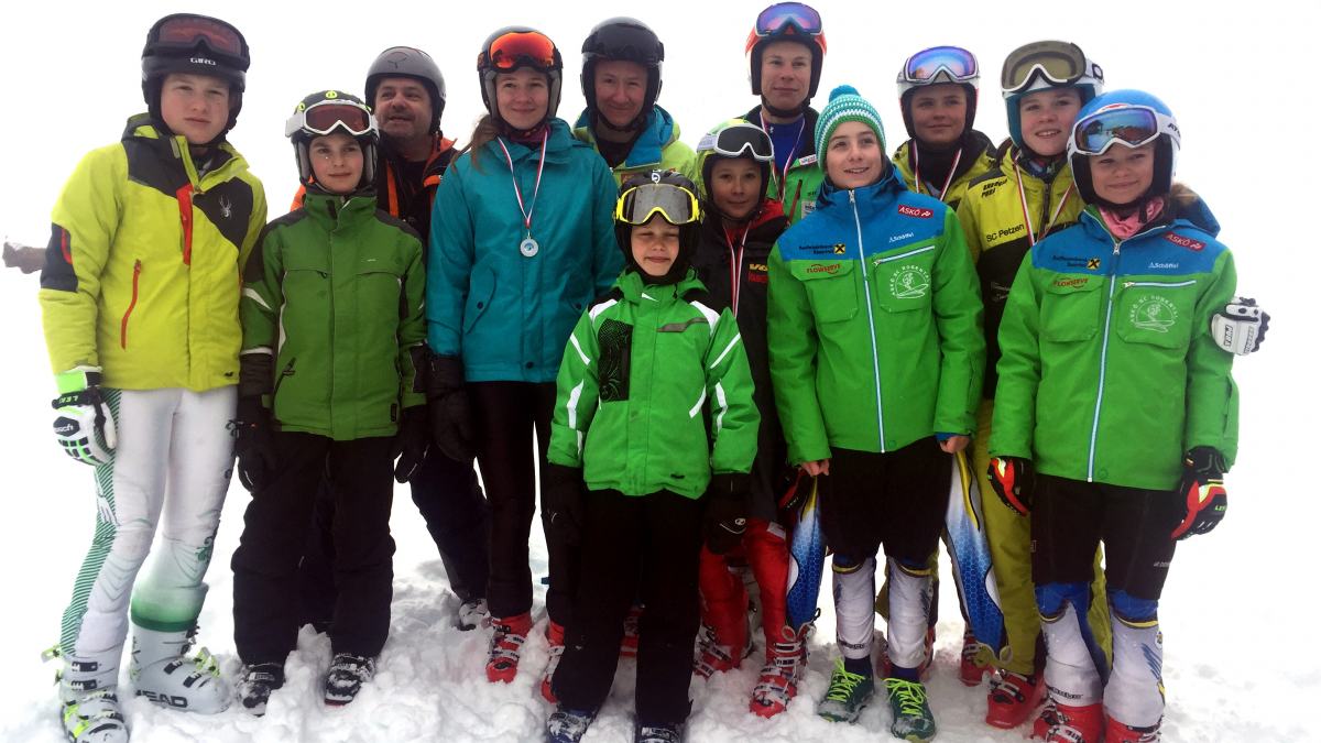 Bild: Von links: Noa Sabotnik, Levi Lambauer, Niko Ottowitz, Liza Žagar, Maks Žagar, Paul Čertov, Luka Kovač, Gregor Kušej, Luka Olip, Lara Vodovnik, Tamina Oraže, Lena Olip