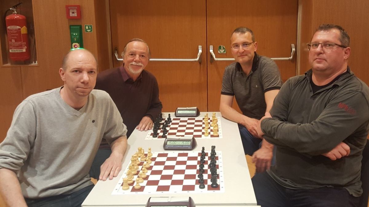 Slika: Četverica Slovenske športne zveze (z leve) mag. Aleksander Lukan in Ivan Lukan, Matjaž Šlibar in Metod Logar je na vsekoroškem turnirju v pospešenem šahu osvojila odmevno 8. mesto.  