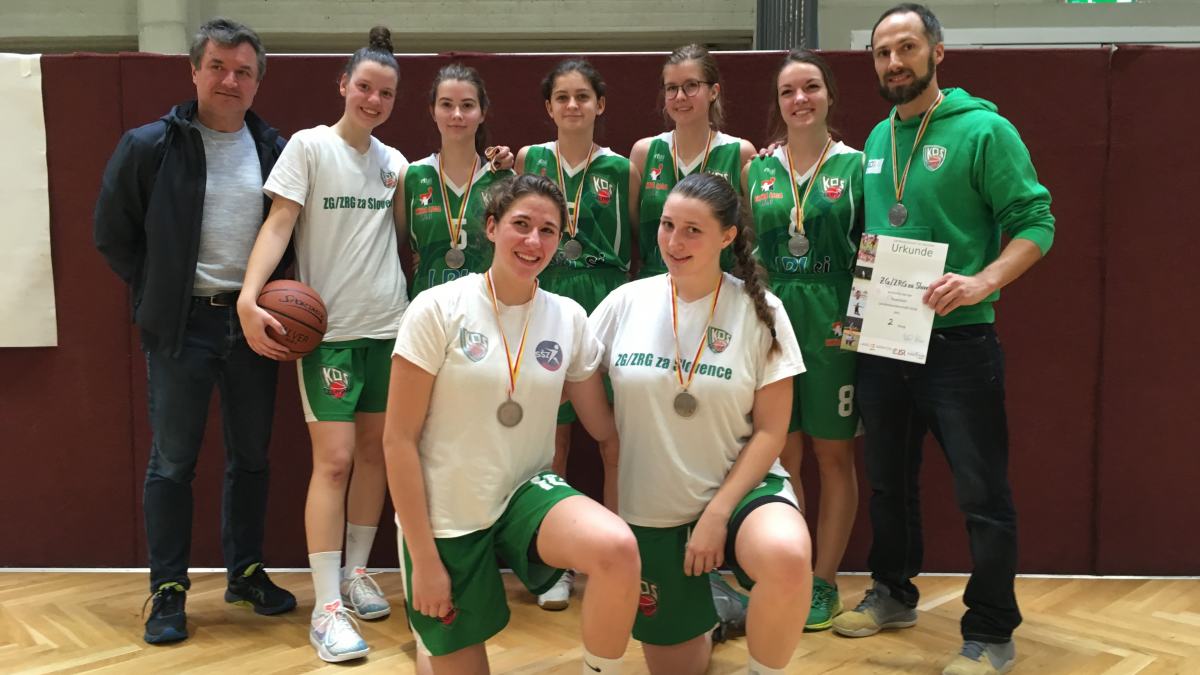 Bild: Hinten von rechts: Prof. Marcell Smolej, Dolores Körbler, Samira Polanšek, Eva-Magdalena Angerer, Anna Skoff, Alina Seher, Mag Hannes Wolf;
Vorne von rechts: Lena Weißenbrunner, Leah Breschan