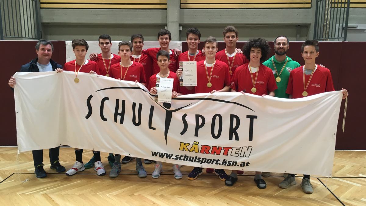 Bild: Von rechts: Emanuel Stern, Prof. Marcell Smolej, Luka Dovžan, Florian Ponholzer, Valentin Pasterk, Julijan Lipuš, Timon Ogris (hinten), Matija Kunčič (vorne), Marko Kunčič, Ivo Berchtold, Vito Ćelić, Simon Sienčnik, Mag. Hannes Wolf