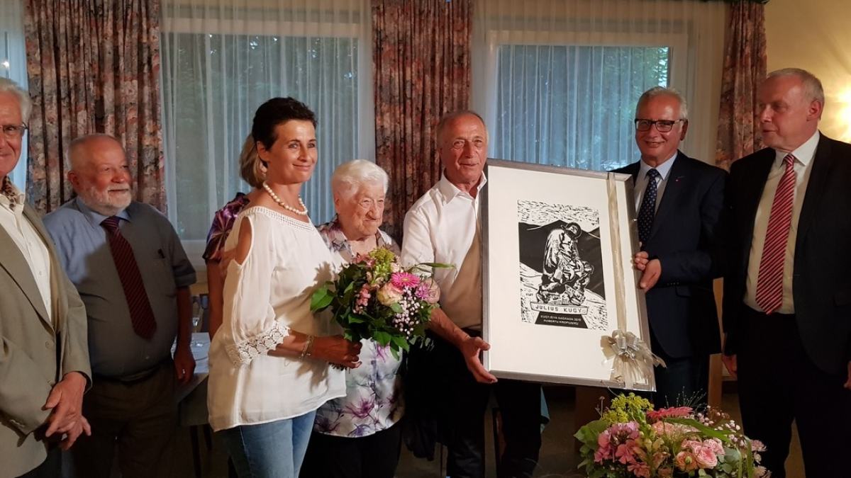 Slika: Nagrajenec Robert Kropiunik s svojo 100-letno matero in ženo (v sredi), s predsednikom SKS Bernardom Sadovnikom (desno) in drugimi častnimi gosti. (slika: Ivan Lukan)