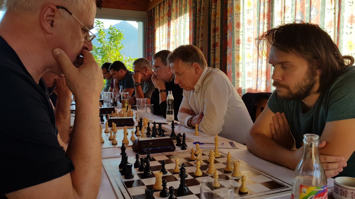 Slika: Šahisti Slovenske športne zveze/Posojilnica Bank na tekmi proti Gnesau (z desne): Davor Stojanovski, Robert Hedenik, Karl Prezelj, Arnold Hattenberger, Mitja Rozman, Jože Šlibar  (slika: Ivan Lukan)